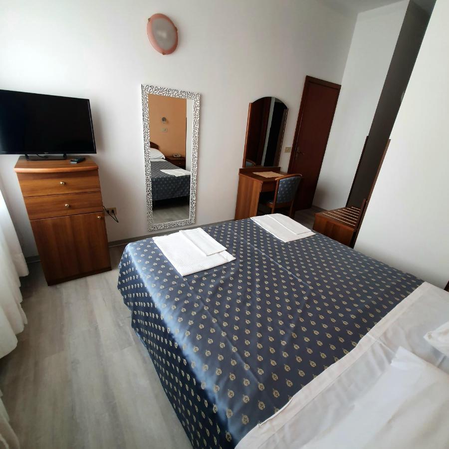 Hotel Perla Massa Lombarda Exteriör bild