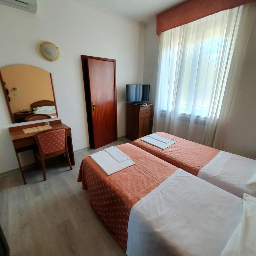 Hotel Perla Massa Lombarda Exteriör bild