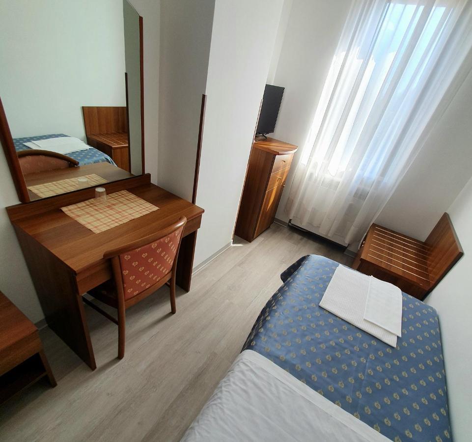 Hotel Perla Massa Lombarda Exteriör bild