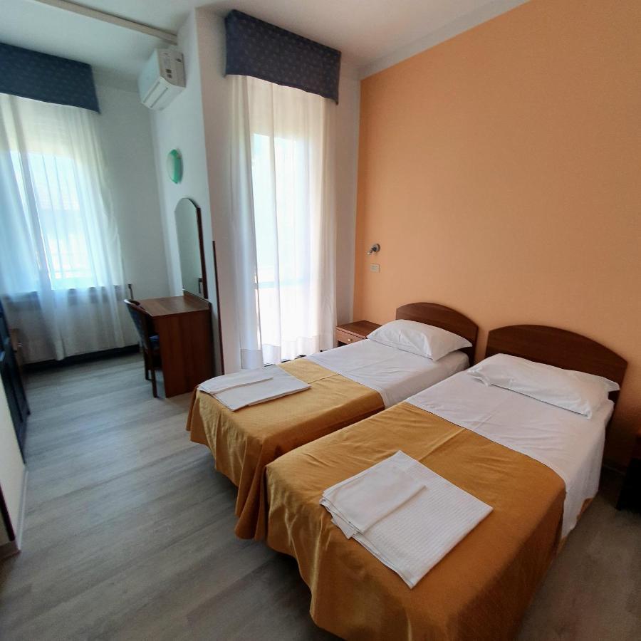 Hotel Perla Massa Lombarda Exteriör bild